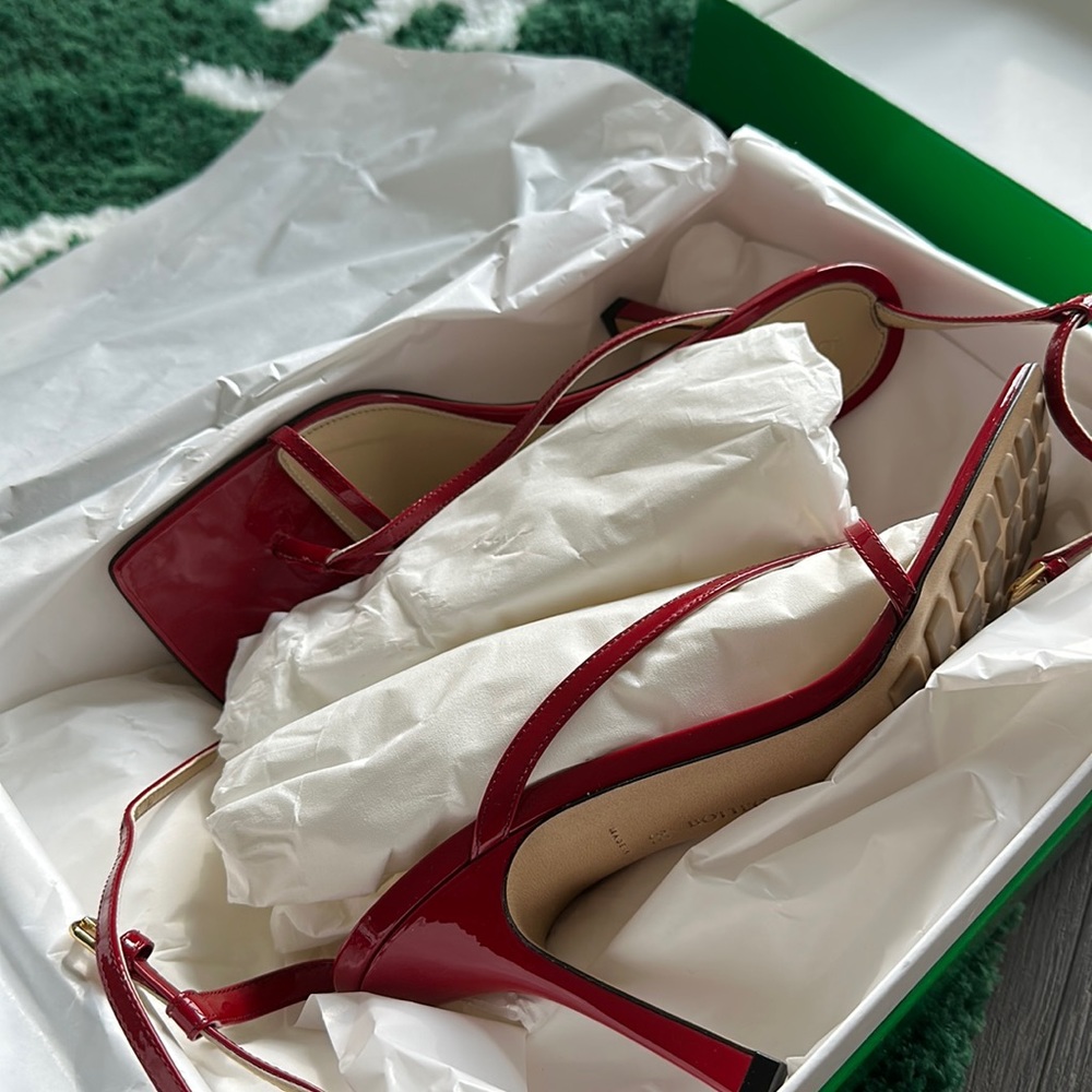 🔐SOLD🔐APPLE CANDY RED BOTTEGA HEELS SIZE 39
